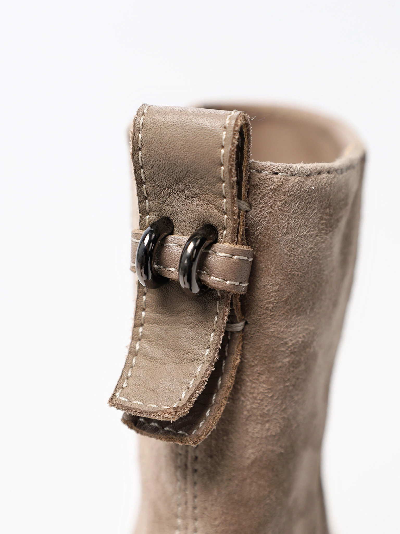 Ботинки бежевого цвета на широком срднем каблуке